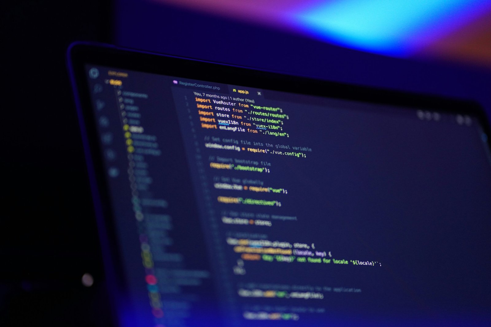 Fundamentos de C: Variáveis, Tipos de Dados, Operadores e Estruturas de Controle de Fluxo 1 black flat screen computer monitor